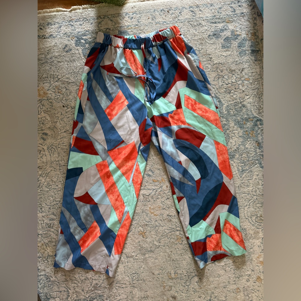 Silk like pants, elastic waist, fun colorful pattern. Lightweight, drawstrings